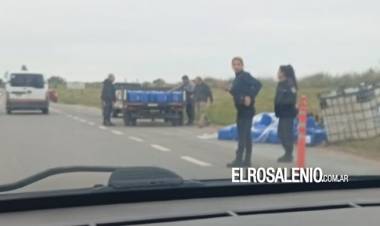 Volcó un carro que transportaba bidones hacia Puerto Rosales