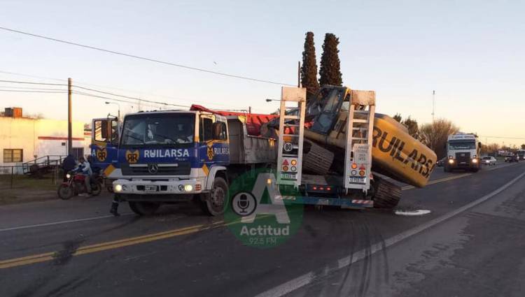 San Miguel del Monte: La polémica retroexcavadora fue protagonista de un accidente vial