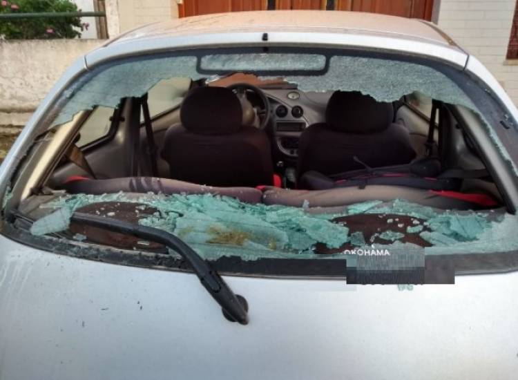 Un hombre sufrió un hecho vandálico en su auto