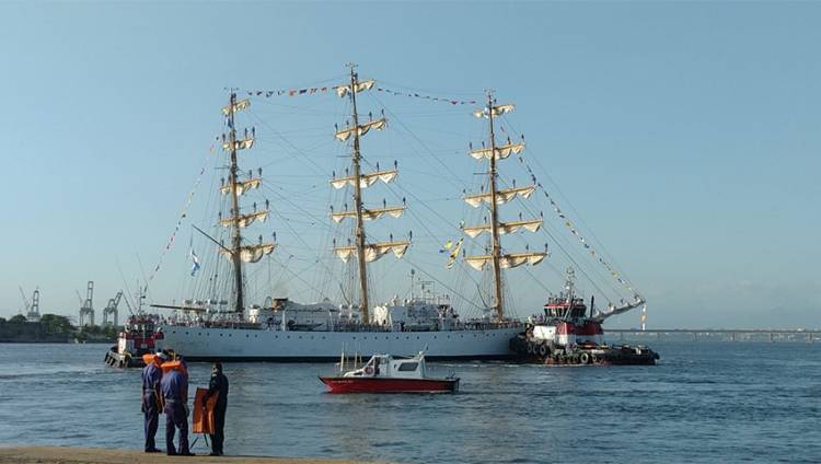 El buque escuela de la Armada puso proa hacia Montevideo