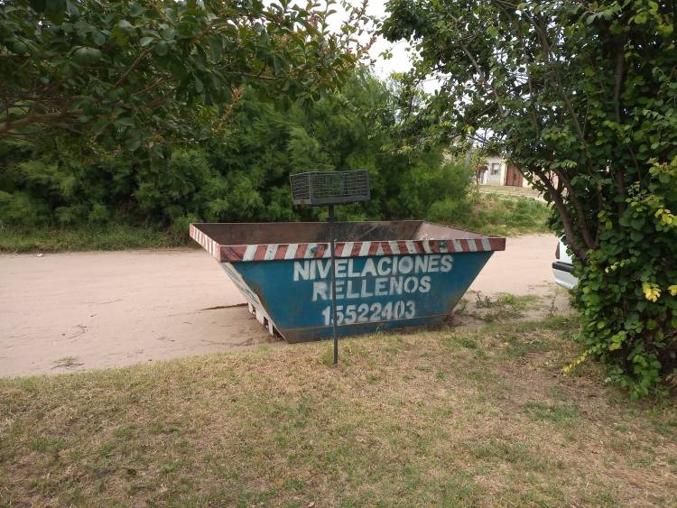 Villa Arias: Un vecino contrató un contenedor para que vecinos puedan depositar residuos domiciliarios