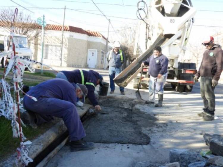 El Municipio de Coronel Rosales realiza nuevas reparaciones de pavimento y cordones con hormigón