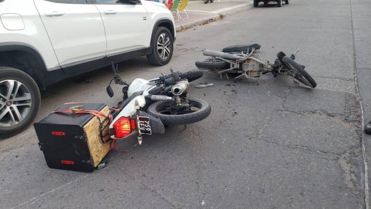 3 personas lesionadas en un choque entre dos motos