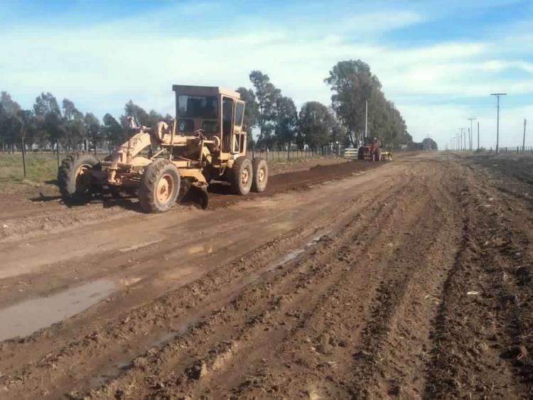 Comenzó la obra para mejorar caminos rurales en Calderón y camino corto a Pehuen Co