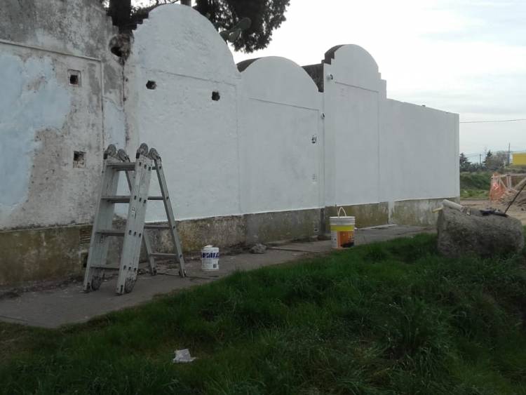 Se realizan trabajos de limpieza y pintura sobre el cerco perimetral del Cementerio 