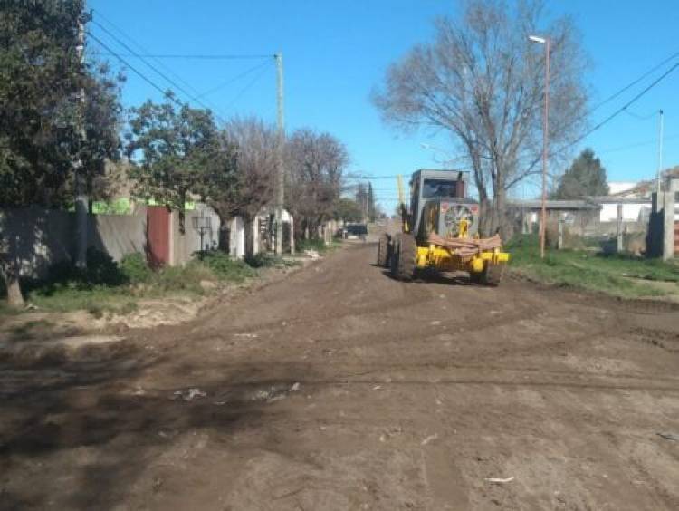 El Municipio de Coronel Rosales continúa trabajos en calles de tierra en diferentes barrios y localidades