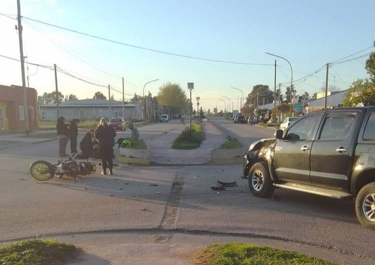 Accidente de tránsito entre una camioneta y una moto en Avenida Tucumán y Corrientes