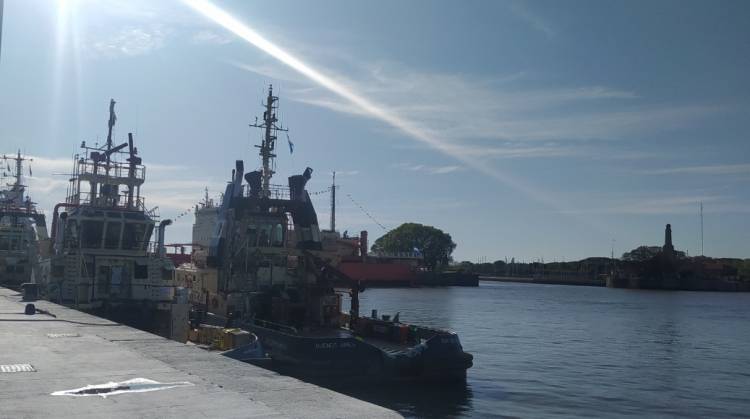 Se demora el ingreso de la Fragata Libertad al Puerto de Buenos Aires por un paro del Sindicato de remolcadores, familiares de todo el país quedan varados en la capital