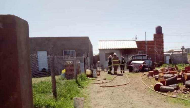 Bomberos Voluntarios acudieron al incendio de una vivienda en Barrio Laura