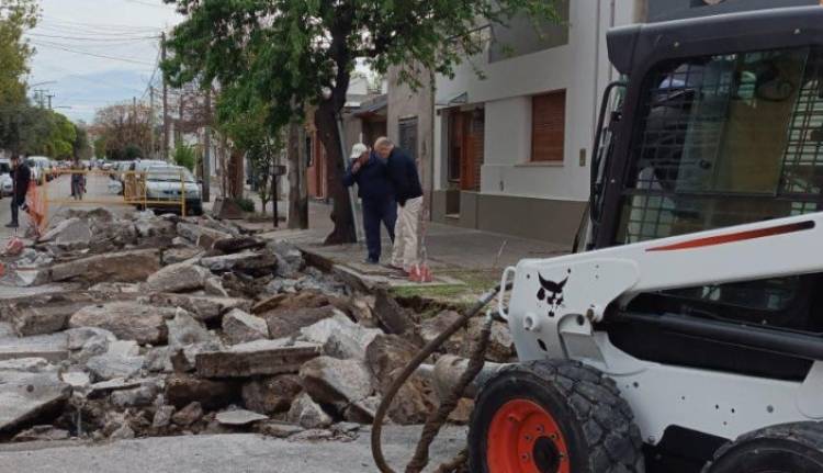 Continúa la reparación del pavimento en Buchardo y Urquiza
