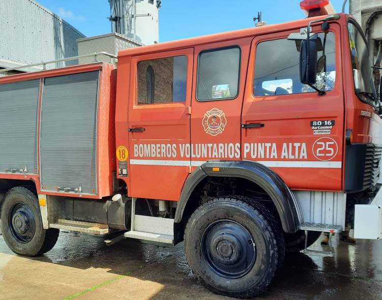 Bomberos acudieron al incendio de un auto