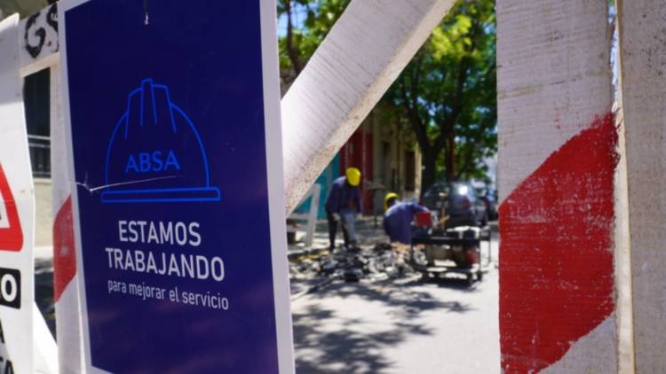 Continúa la reparación del colector cloacal en Mitre y 25 de Mayo por parte de ABSA