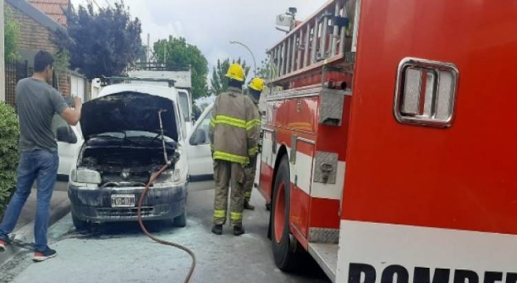 Bomberos Voluntarios acudieron al incendio de un vehículo