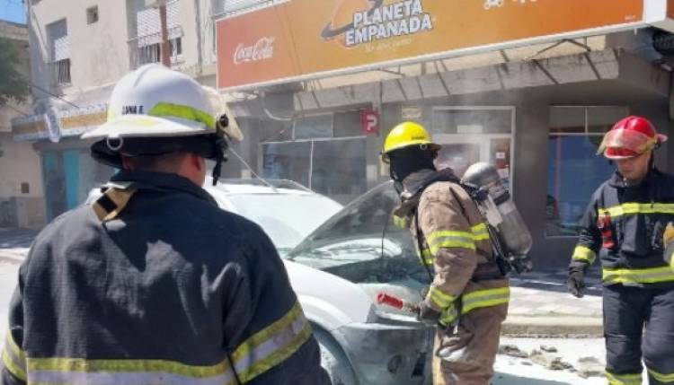 Bomberos acudieron al principio de incendio de un vehículo