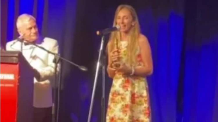 La locutora Paola Gómez recibió el Faro de Oro