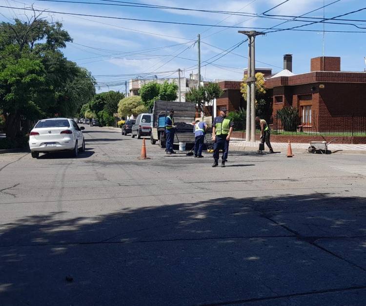 Una cooperativa de trabajo realiza el bacheo con presencia policial