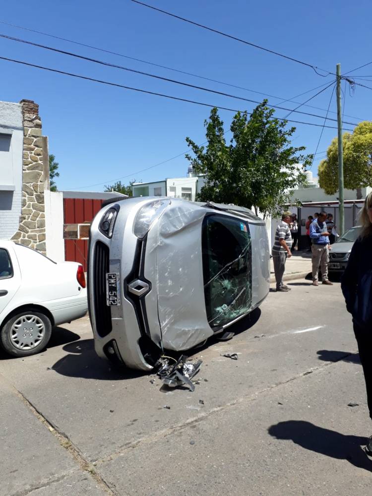 Vuelco de un vehículo en calle Patagones al 400