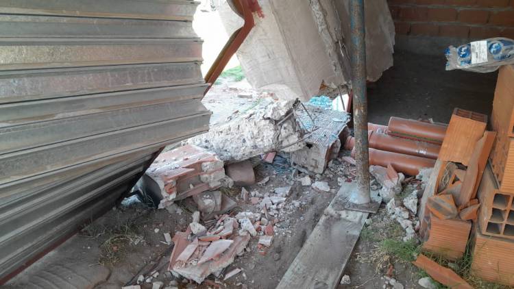Una mujer perdió el control del vehículo y destruyó el frente de una vivienda