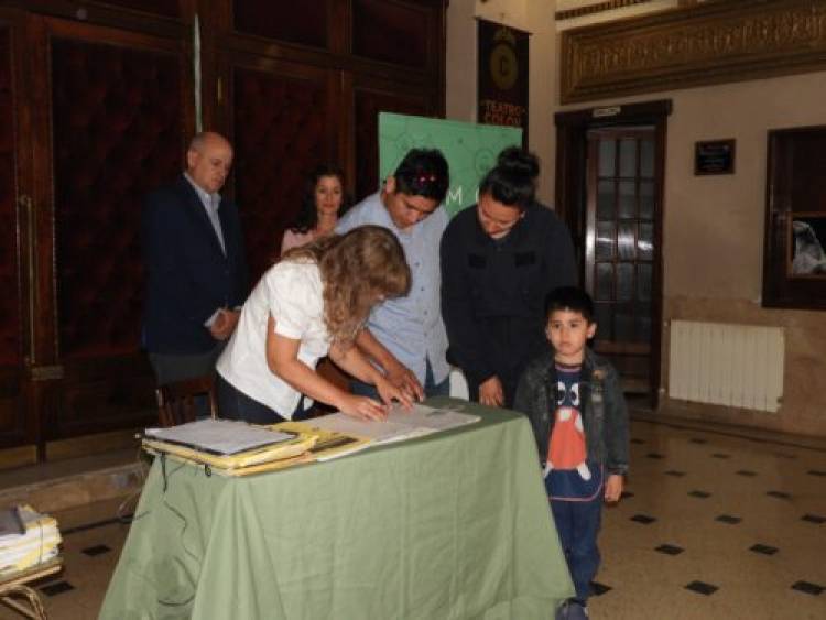 Se realizó acto de toma de firmas para escrituras en el Teatro Colón de Punta Alta