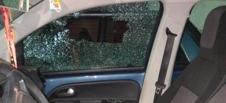 Circulaba por Avenida Jujuy y sufrió la rotura de cristales de su vehículo tras un ataque a piedrazos