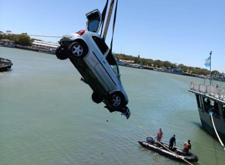 Un vehículo fue rescatado del fondo de la darsena en Puerto Belgrano