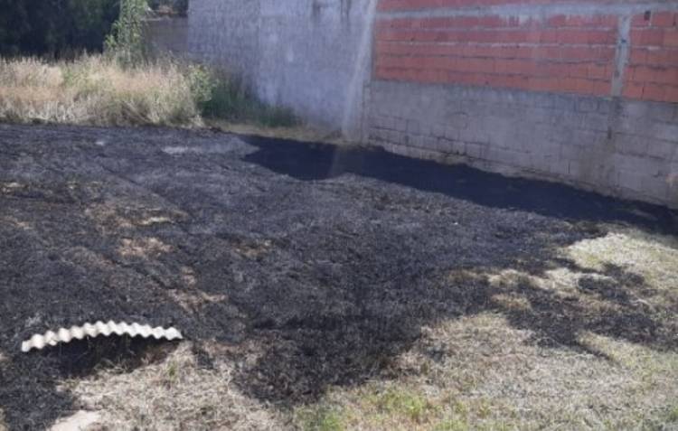 Bomberos Voluntarios acudieron a un incendio en el patio de una vivienda 