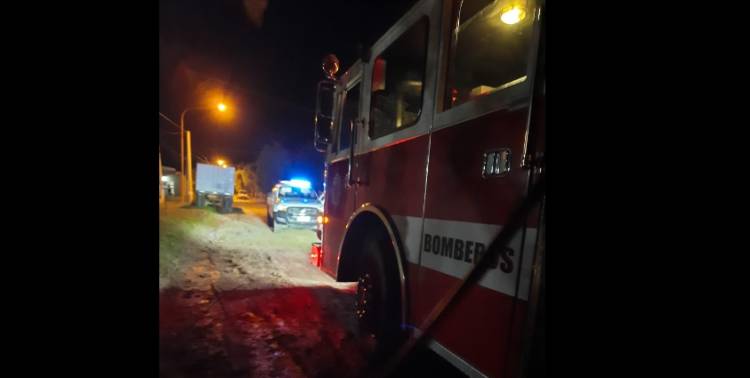 Bomberos Voluntarios acudieron al principio de incendio en el techo de una vivienda