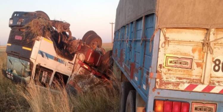 Un camión volcó en ruta 3 a pocos kilómetros de Bajo Hondo