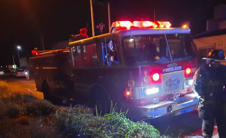 Bomberos Voluntarios acudieron al incendio de una vivienda en el Barrio Fonavi