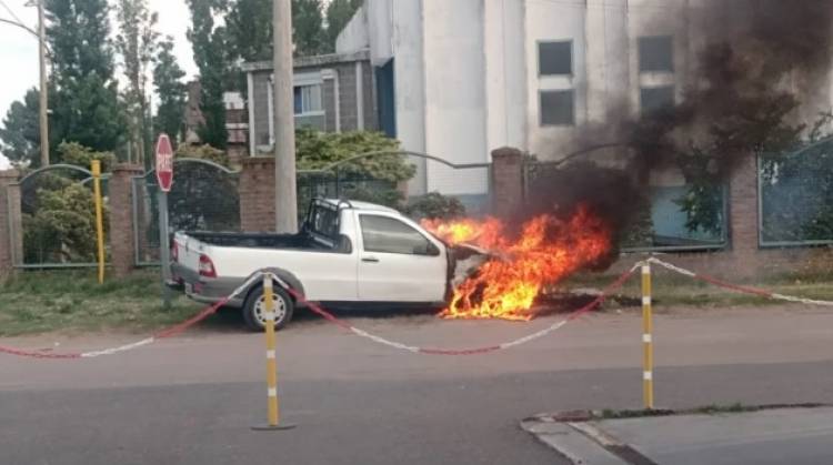 Una camioneta se incendió a metros de una estación de servicio