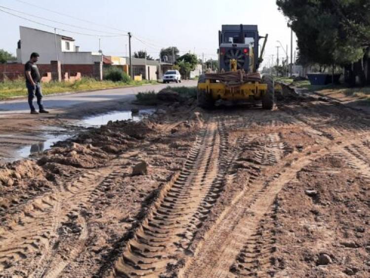 El Municipio de Coronel Rosales continúa los trabajos en calles de tierra en distintos barrios