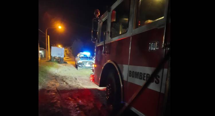 Bomberos Voluntarios acudieron al incendio intencional de una vivienda