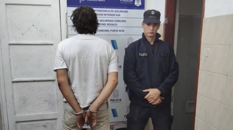 Detuvieron a un hombre que quiso escapar de un choque de su auto con una moto