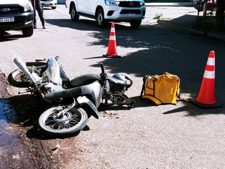Accidente de tránsito entre un auto y una moto en Paso y Pellegrini