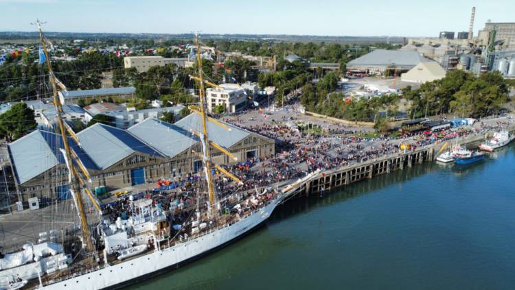 La fragata ARA “Libertad” visitó el puerto de Bahía Blanca