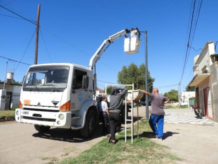 El Municipio de Coronel Rosales coloca nuevas luminarias en Villa Arias