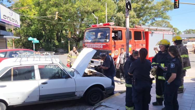 Bomberos Voluntarios acudieron al principio de incendio de un auto en calle Irigoyen y Colón