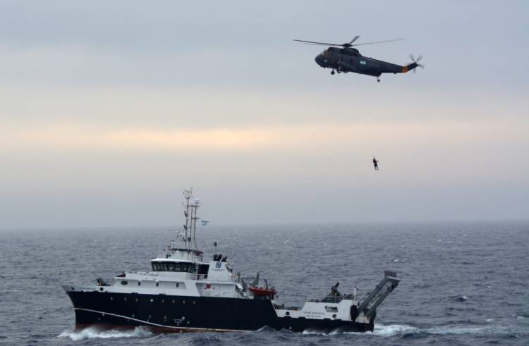 El “Almirante Irízar” brindó asistencia médica en el mar al buque de investigación “Víctor Angelescu”