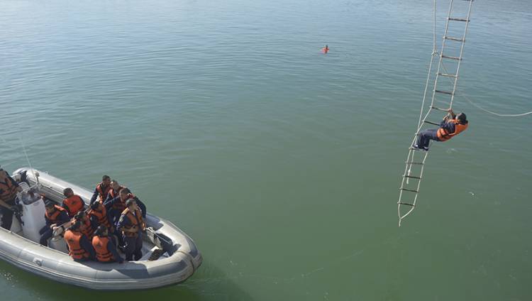 Aspirantes de la ESSA realizaron ejercicios de supervivencia en el mar