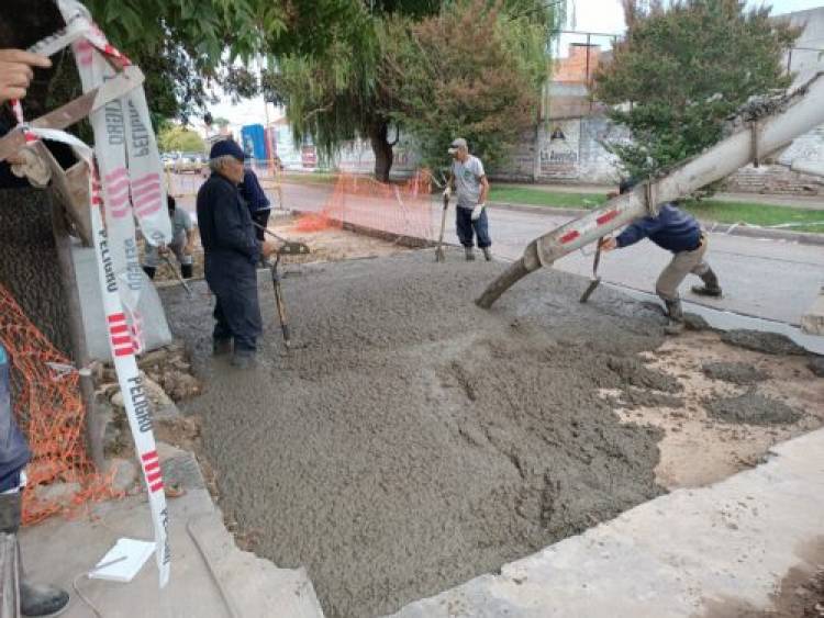 El Municipio de Coronel Rosales realiza reparaciones de hormigón en calles Pellegrini y Alem