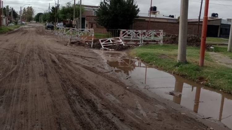 Vecinos reclaman por zanjas abiertas de aguas residuales desde hace 3 meses