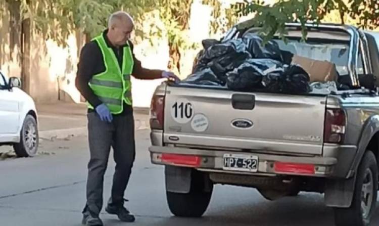 El Intendente Uset y funcionarios salieron a recolectar residuos tras el PARO 