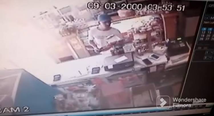 Un delincuente fue captado por las cámaras cuando robó un celular de un local comercial