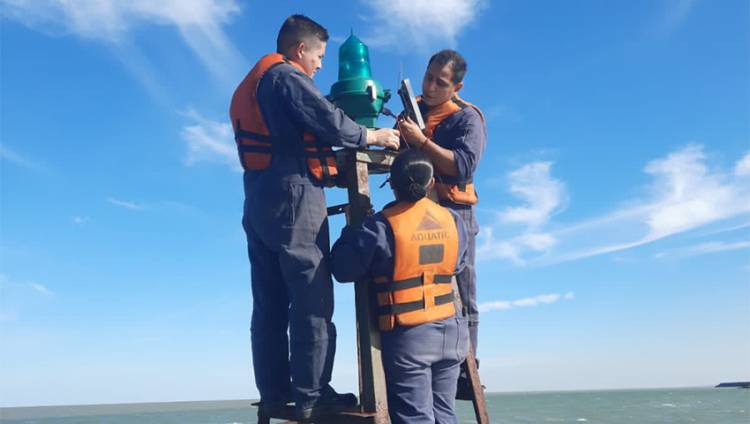 Aspirantes de la Escuela de Suboficiales de la Armada efectuaron tareas de mantenimiento de boyas