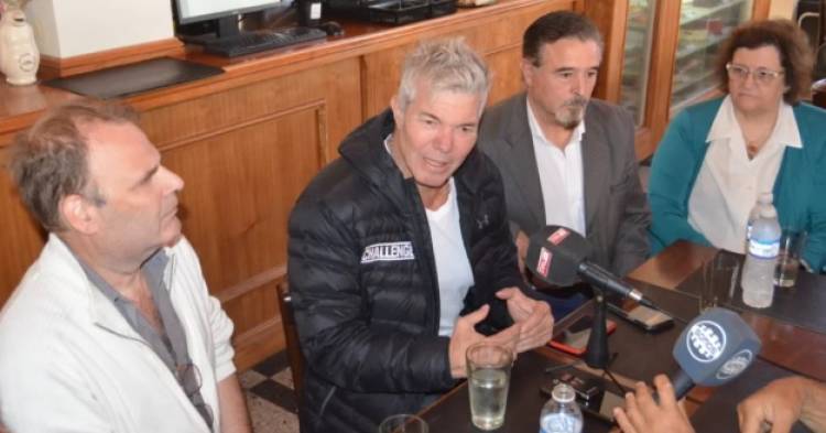 El abogado Burlando pasó por Punta Alta y dijo que "hay que achicar el Estado"