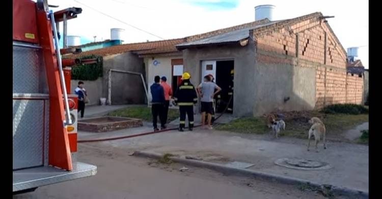 Bomberos Voluntarios acudieron al incendio de una vivienda en el Barrio Centenario