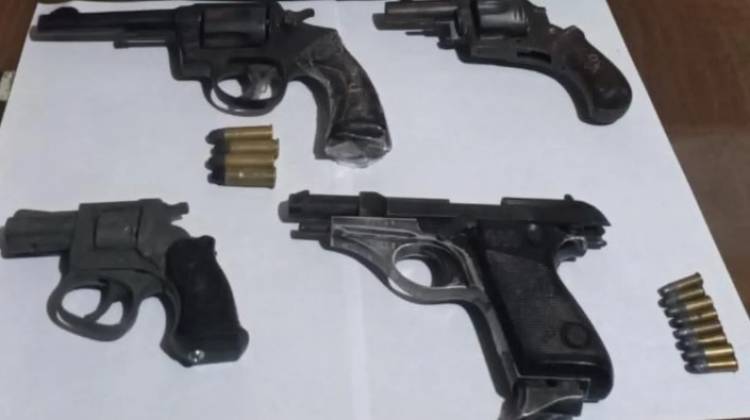 Detuvieron en un control a tres hombres que iban con armas de fuego en un auto