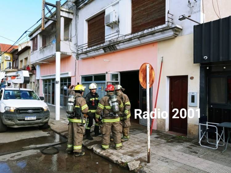 Bomberos Voluntarios acuideron al incendio en un tablero eléctrico de un local comercial céntrico