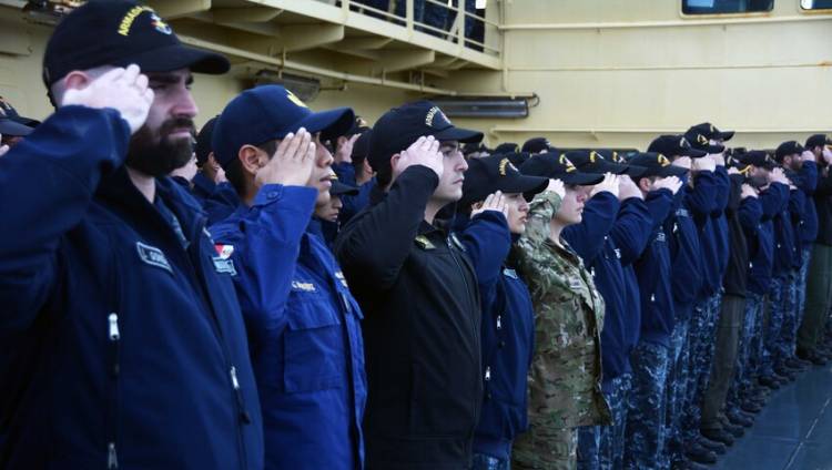 El “Almirante Irízar” rindió honores a los tripulantes del ARA “San Juan”