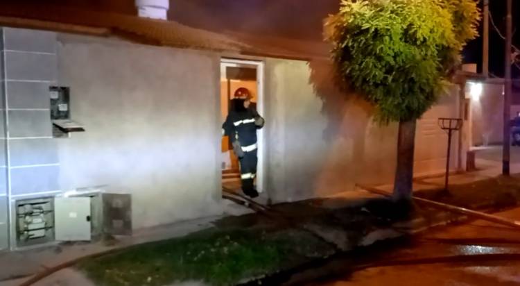 Bomberos Voluntarios acudieron al incendio de una vivienda en el Barrio Centenario